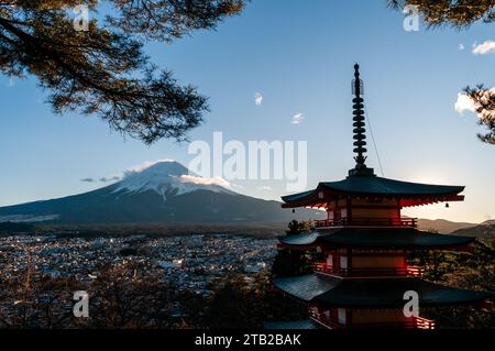 Shimoyoshida, Japan - 27. Dezember 2019. Außenaufnahmen der berühmten Chureito-Pagode und des fuji bei Sonnenuntergang. Stockfoto
