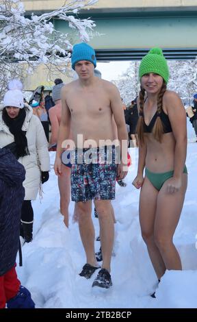 Der vierte Erholungstauchgang der Winter (Eis) Schwimmer während der Benefizveranstaltung PonoRoska, für Menschen mit Multipler Sklerose in Fluss Malse in C Stockfoto