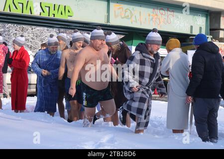 Der vierte Erholungstauchgang der Winter (Eis) Schwimmer während der Benefizveranstaltung PonoRoska, für Menschen mit Multipler Sklerose in Fluss Malse in C Stockfoto