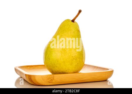 Eine organische reife Birne auf einem Bambusblech, Makro, isoliert auf weißem Hintergrund. Stockfoto