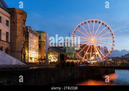 riesenrad im Schokoladenmuseum am Weihnachtsmarkt im Rheinauer Hafen, Köln. Riesenrad am Schokoladenmuseum auf dem Weihnacht Stockfoto