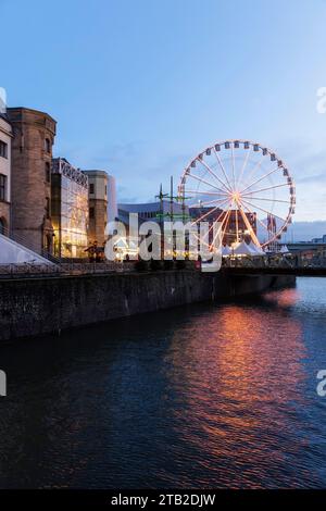 riesenrad im Schokoladenmuseum am Weihnachtsmarkt im Rheinauer Hafen, Köln. Riesenrad am Schokoladenmuseum auf dem Weihnacht Stockfoto