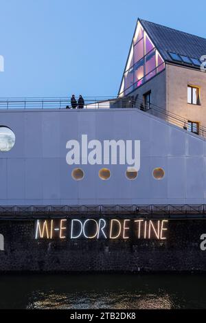 Die Lichttextinstallation „MI-E DOR DE TINE“ (I Miss You) von Adrian Balan und Caralux Bukarest im Schokoladenmuseum im Rheinauer Hafen, Köln, Stockfoto