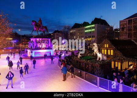 Eislaufbahn auf dem Weihnachtsmarkt am Heumarkt in der historischen Stadt, Reiterstatue für den preußischen König Friedrich Wilhelm III., Köln Stockfoto