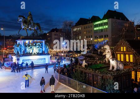 Eislaufbahn auf dem Weihnachtsmarkt am Heumarkt in der historischen Stadt, Reiterstatue für den preußischen König Friedrich Wilhelm III., Köln Stockfoto