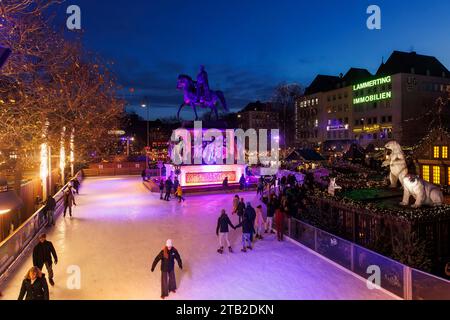 Eislaufbahn auf dem Weihnachtsmarkt am Heumarkt in der historischen Stadt, Reiterstatue für den preußischen König Friedrich Wilhelm III., Köln Stockfoto