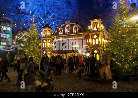 Der Weihnachtsmarkt Heinzels Wintermaerchen am Alten Markt in der historischen Stadt Köln. Der Weihnachtsmarkt Heinzels Wintermaerchen auf Stockfoto