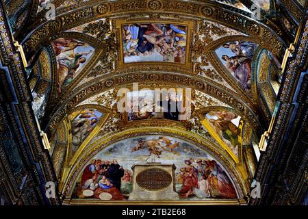 Soffitto della chiesa san Giorgio - Decke der Kirche San Giorgio. Chiesa di San Giorgio - Kirche San Giorgio - St. George ist die schönste Barockkirche in Salerno, reich an Fresken von höchster Qualität. Es ist eine der ältesten Klostersiedlungen von Salerno, die auf das frühe 9. Jahrhundert zurückgeht. Stockfoto