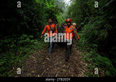 West Sumatra, Indonesien. Dezember 2023. Rettungskräfte bringen die Verletzten in der Nähe des Marapi-Vulkans in West Sumatra, Indonesien, am 4. Dezember 2023. Mindestens 11 Bergsteiger starben und einige andere wurden nach dem Ausbruch des Marapi-Vulkans auf der indonesischen Insel Sumatra noch vermisst, sagte ein lokaler Rettungsbeamter am Montag. Andri Mardiansyah/Xinhua/Alamy Live News Stockfoto