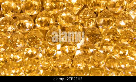 Goldene Glaskugeln im hellen Hintergrund Stockfoto