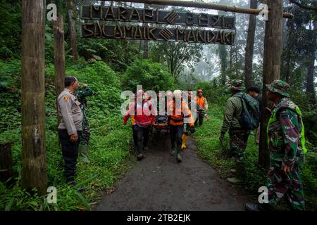 West Sumatra, Indonesien. Dezember 2023. Rettungskräfte bringen die Verletzten in der Nähe des Marapi-Vulkans in West Sumatra, Indonesien, am 4. Dezember 2023. Mindestens 11 Bergsteiger starben und einige andere wurden nach dem Ausbruch des Marapi-Vulkans auf der indonesischen Insel Sumatra noch vermisst, sagte ein lokaler Rettungsbeamter am Montag. Andri Mardiansyah/Xinhua/Alamy Live News Stockfoto