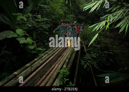 West Sumatra, Indonesien. Dezember 2023. Rettungskräfte bringen die Verletzten in der Nähe des Marapi-Vulkans in West Sumatra, Indonesien, am 4. Dezember 2023. Mindestens 11 Bergsteiger starben und einige andere wurden nach dem Ausbruch des Marapi-Vulkans auf der indonesischen Insel Sumatra noch vermisst, sagte ein lokaler Rettungsbeamter am Montag. Andri Mardiansyah/Xinhua/Alamy Live News Stockfoto