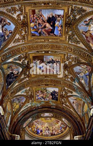 Soffitto della chiesa san Giorgio - Decke der Kirche San Giorgio. Chiesa di San Giorgio - Kirche San Giorgio - St. George ist die schönste Barockkirche in Salerno, reich an Fresken von höchster Qualität. Es ist eine der ältesten Klostersiedlungen von Salerno, die auf das frühe 9. Jahrhundert zurückgeht. Stockfoto