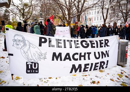 Wien, Österreich. 4. Dezember 2023. Demonstration von Studierenden gegen Zugangsbeschränkungen, Studiengebühren und soziale Selektion, für eine Ausfinanzierung der Hochschulen und freie Bildung für alle der Universität Wien, Technischen Universität Wien TU und der Universität für Bodenkultur Wien BOKU im Resselpark/Karlsplatz. Betitelt mit STIRBT DIE BILDUNG STIRBT DIE ZUKUNFT und unikämpft. Wien *** Wien, Österreich 4. Dezember 2023 Demonstration von Studierenden gegen Zugangsbeschränkungen, Studiengebühren und soziale Auswahl, für die Finanzierung von Universitäten und kostenlose Bildung für alle an der Universität Stockfoto