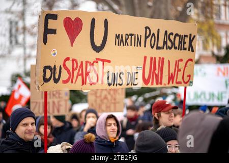 Wien, Österreich. 4. Dezember 2023. Demonstration von Studierenden gegen Zugangsbeschränkungen, Studiengebühren und soziale Selektion, für eine Ausfinanzierung der Hochschulen und freie Bildung für alle der Universität Wien, Technischen Universität Wien TU und der Universität für Bodenkultur Wien BOKU im Resselpark/Karlsplatz. Betitelt mit STIRBT DIE BILDUNG STIRBT DIE ZUKUNFT und unikämpft. Wien *** Wien, Österreich 4. Dezember 2023 Demonstration von Studierenden gegen Zugangsbeschränkungen, Studiengebühren und soziale Auswahl, für die Finanzierung von Universitäten und kostenlose Bildung für alle an der Universität Stockfoto