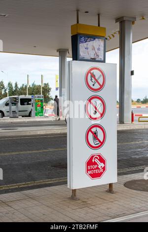 Sicherheitswarnschilder an einer Naftal-Tankstelle in Algerien mit Symbolen für Rauchverbot, keine Mobiltelefone, keine offenen Flammen und einen Motor abstellen. Stockfoto