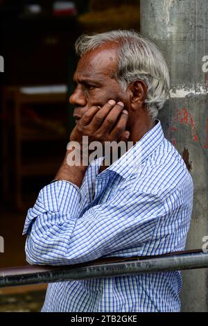 Port Louis, Mauritius - 25. Oktober 2023: Man kontemplating at the Central Market. Stockfoto