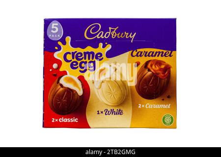 Schachtel Cadbury Creme Ei gemischt klassische weiß & Karamell Creme Eier 5er Packung Cadburys isoliert auf weißem Hintergrund Stockfoto