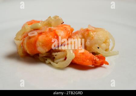 Gamberi in Saor Garnelen oder Garnelen im venezianischen Stil süß-saure Marinade mit Zwiebeln, Pinienkernen, Rosinen und Gewürzen Stockfoto