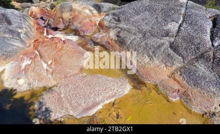 Natürliche Ausblicke Auf Natural Mountain Rock Oberflächen Mit Süßwasserflüssen, Die Langsam Austrocknen Stockfoto