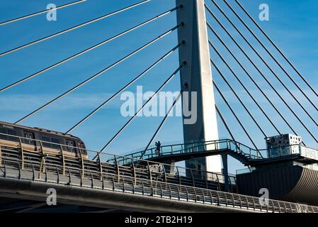 Istanbul, Türkei. 14. November 2023 Golden Horn Metro Bridge oder Halic Metro Koprusu ist eine Kabelbrücke, die die M2-Linie der Istanbul ME trägt Stockfoto