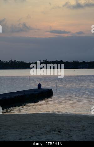 Blue Bay Beach auf Mauritius am Abend in der Abenddämmerung in Pointe d'Esny Stockfoto