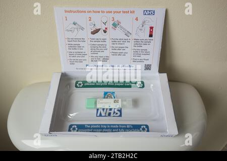 NHS Darmkrebs Screening Home Testkit Stockfoto