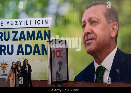 Istanbul, Türkei. 21. November 2023 Ein riesiges Wahlplakat mit einem Porträt des türkischen Präsidenten Recep Tayyip Erdogan. Die Türkische Republik feiert Stockfoto