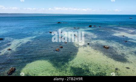 Morro de Sao Paolo Küste in Brasilien. Meerblick, natürliche Pools, unglaubliche Felsformationen, kristallklares Wasser, schwimmende Boote in Morerè Stockfoto