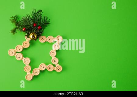 Ein Weihnachtsstern aus Knöpfen. Draufsicht. Kopierbereich Stockfoto