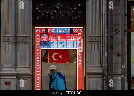 Istanbul, Türkei. Am 21. November 2023 ist Eine türkische Wechselstube, die den Wechselkurs der Lira gegenüber dem Dollar und dem Euro anzeigt Stockfoto