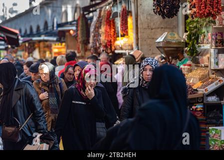 Istanbul, Türkei. 21. November 2023 Ein überfüllter Basar mit türkischen Frauen, die während einer Wirtschaftskrise mit ris in einem lokalen Viertel von Istanbul einkaufen Stockfoto