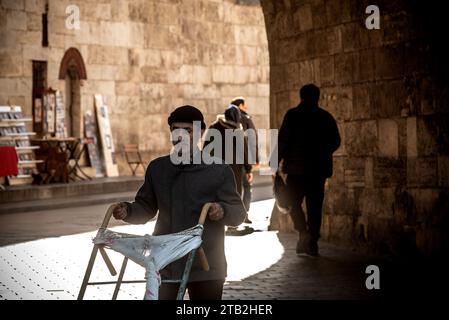 Istanbul, Türkei. 21. November 2023 Ein türkischer Arbeiter schiebt einen Trolley in der Nähe des ägyptischen Basars in einem beliebten Einkaufsviertel von Istanbul, Turke Stockfoto