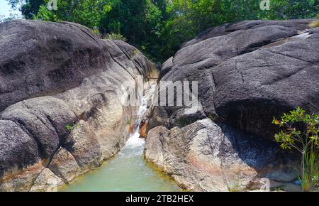 Zwei Große Gebirgsfelsen, Mit Frischem Flusswasser, Das In Der Mitte Fließt Stockfoto