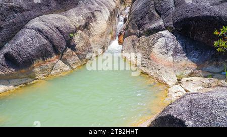 Süßwasser Fließt Zwischen Zwei Großen Gebirgsfelsen Stockfoto