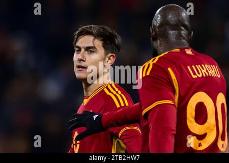 Reggio Emilia, Italien. 3. Dezember 2023. Paulo Dybala von AS Roma spricht mit Romelu Lukaku über AS Roma während des Fußballspiels der Serie A zwischen den USA Sassuolo und AS Roma. Quelle: Nicolò Campo/Alamy Live News Stockfoto