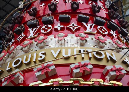 Details Nahaufnahme der Louis Vuitton Weihnachtsbaumdekoration für die Weihnachtszeit und die Stärkung des Markenbewusstseins für Luxus. November 2023, Singapur. Stockfoto