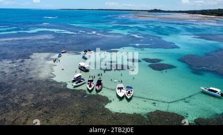 Morro de Sao Paolo Küste in Brasilien. Meerblick, natürliche Pools, unglaubliche Felsformationen, kristallklares Wasser, schwimmende Boote in Morerè Stockfoto