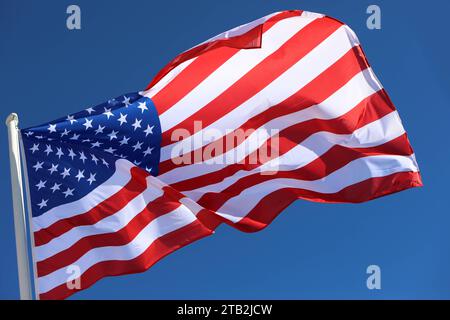 Die Flagge der Vereinigten Staaten von Amerika weht im Wind. Blauer Himmel. US-Flagge. *** Die Flagge der Vereinigten Staaten von Amerika flattert im Wind Blauer Himmel US-Flagge Credit: Imago/Alamy Live News Stockfoto