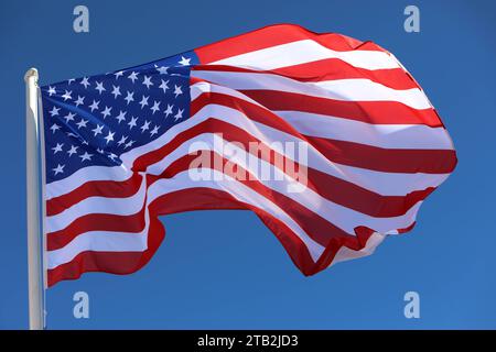 Die Flagge der Vereinigten Staaten von Amerika weht im Wind. Blauer Himmel. Flagge der vereinigten Staaten von Amerika USA. *** Die Flagge der Vereinigten Staaten von Amerika winkt im Wind Blaue Himmel Flagge der Vereinigten Staaten von Amerika USA Credit: Imago/Alamy Live News Stockfoto