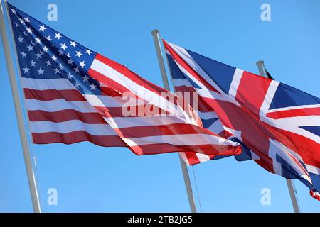 Die Flagge der Vereinigten Staaten von Amerika links und die Flagge von Großbritannien rechts wehen nebeneinander im Wind. Blauer Himmel. US-amerikanische Flagge und Flagge von Großbritannien nebeneinander. *** Die Flagge der Vereinigten Staaten von Amerika auf der linken Seite und die Flagge von Großbritannien auf der rechten Seite fliegt Seite an Seite im Wind Blauer Himmel US-Flagge und Flagge von Großbritannien Seite an Seite Credit: Imago/Alamy Live News Stockfoto