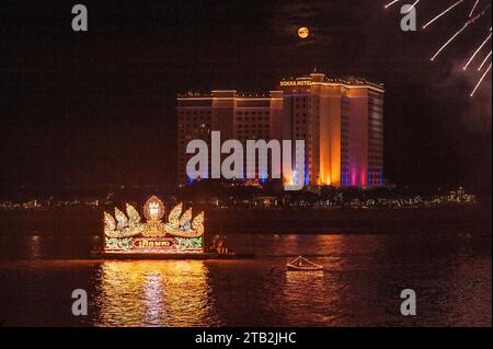 Feuerwerk explodiert über dem Sokha Hotel mit Vollmond und beleuchtetem Schwimmer während des Kambodschanischen Wasserfestivals in Phnom Penh, Kambodscha. © Kraig Lieb Stockfoto