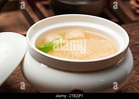 Chinesisches Essen, doppelt gekochte Bambuspilzsuppe Stockfoto