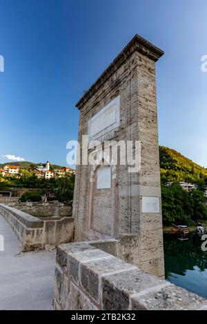 Gedenksteinplatte auf der alten Brücke auf dem Drina-Fluss in der Nähe von Andricgrad in Bosnien und Herzegowina Stockfoto