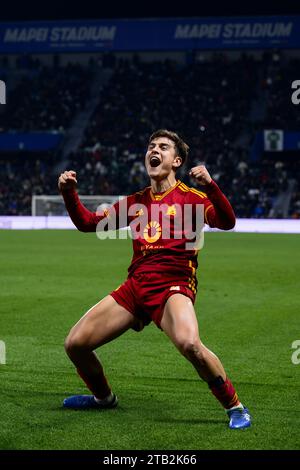 Reggio Emilia, Italien. 3. Dezember 2023. Paulo Dybala von AS Roma feiert während des Fußballspiels der Serie A zwischen US Sassuolo und AS Roma. Quelle: Nicolò Campo/Alamy Live News Stockfoto