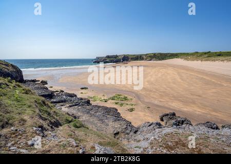 Blick auf den Strand von Broad Haven von der Klippe in Südwales Stockfoto