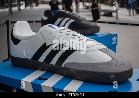 Adidas beliebteste Popup-Display für Samba-Schuhe vor dem Adidas Brand Centre an der Orchard Road, Singapur. Stockfoto