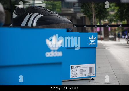 Adidas beliebteste Popup-Display für Samba-Schuhe vor dem Adidas Brand Centre an der Orchard Road, Singapur. Stockfoto