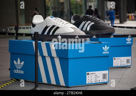 Adidas beliebteste Popup-Display für Samba-Schuhe vor dem Adidas Brand Centre an der Orchard Road, Singapur. Stockfoto