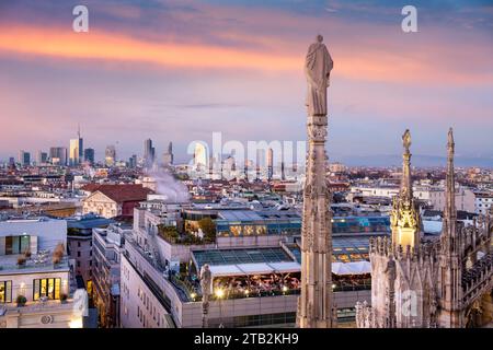 Mailand, Italien Skyline von oben am Abend. Stockfoto